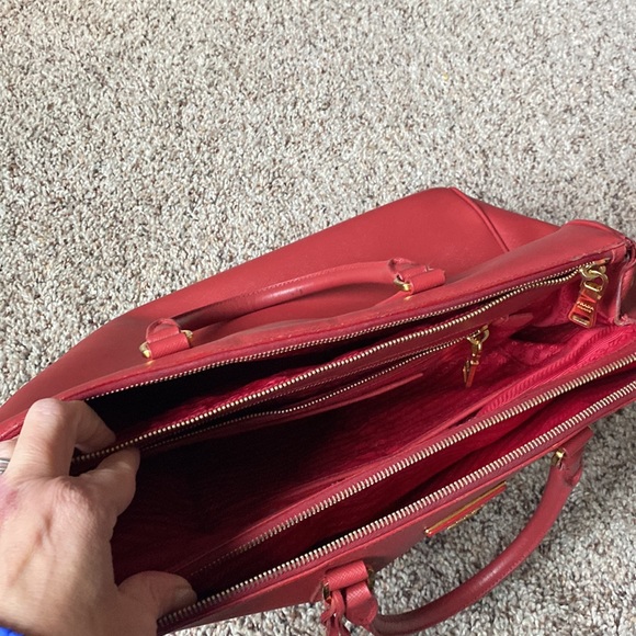 Authentic Prada Large Saffiano - Picture 10 of 14